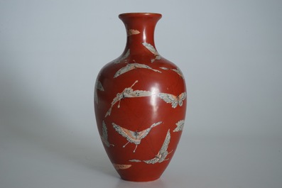 Un vase en porcelaine de Chine aux papillons sur fond corail, marque de Qianlong, 19/20&egrave;me