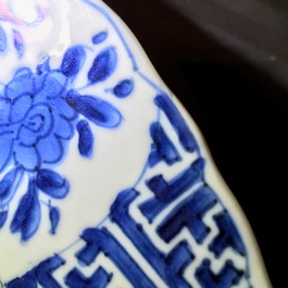 Een Chinese blauwwitte schotel met lange lijzen, Kangxi merk en periode