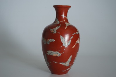 Un vase en porcelaine de Chine aux papillons sur fond corail, marque de Qianlong, 19/20&egrave;me