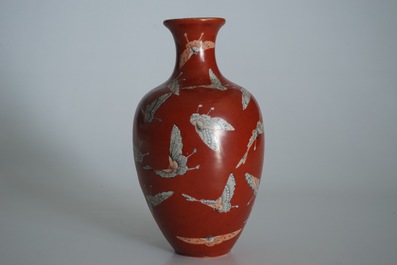 Un vase en porcelaine de Chine aux papillons sur fond corail, marque de Qianlong, 19/20&egrave;me