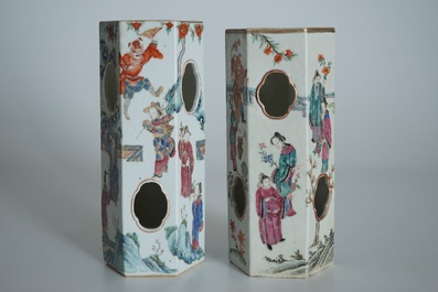 Une paire de vases en porcelaine de Chine &agrave; d&eacute;cor de cerfs et lions bouddhistes en rouge et bleu, 19&egrave;me