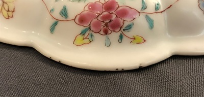 Une th&eacute;i&egrave;re sur pr&eacute;sentoir en porcelaine de Chine famille rose &agrave; d&eacute;cor en relief, Yongzheng