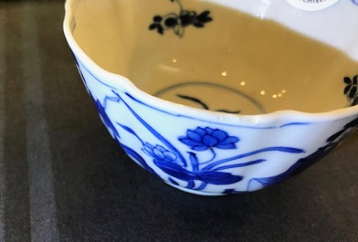 Une tasse et soucoupe en porcelaine de Chine bleu et blanc aux Longues dames, Kangxi