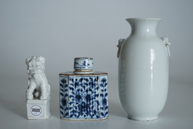 Un vase et un lion de temple en porcelaine blanc de Chine de Dehua et une bo&icirc;te &agrave; th&eacute;, Kangxi et post&eacute;rieur