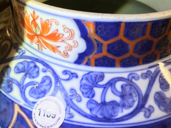 Un grand vase couvert de forme balustre en porcelaine de Chine de style Imari, 18/19&egrave;me