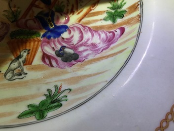 Een paar Chinese famille rose borden met kersenplukkers, Qianlong