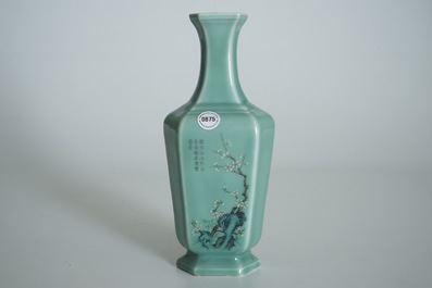 Een Chinese celadon vaas met kalligrafie en floraal decor, Qianlong merk, 19/20e eeuw