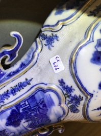 Une garniture de trois vases couverts en porcelaine de Chine bleu et blanc, Qianlong