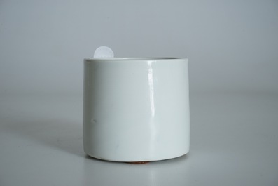 Un pot &agrave; pinceaux en porcelaine blanc de Chine, 18/19&egrave;me