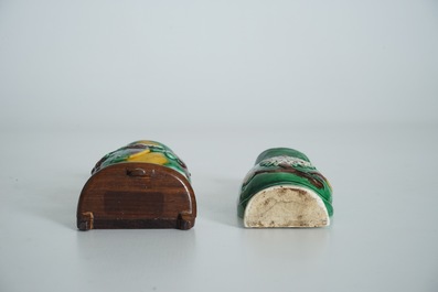 Deux vases &agrave; suspendre en biscuit famille verte, Chine, Kangxi
