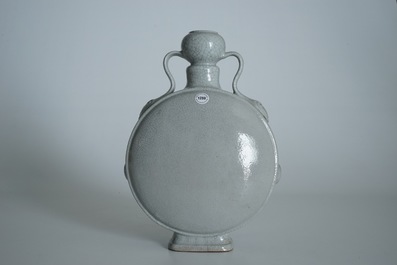 A Chinese crackle-glazed ge-type moonflask, 19/20th C.