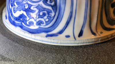 Een Chinese blauwwitte kraakporseleinen dekselkom, Wanli, en een florale kom, Kangxi