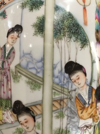Een paar grote Chinese famille rose vazen met antiquiteiten- en figurendecor, 19/20e eeuw