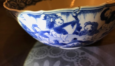 Een Chinese blauwwitte kom met figuren, Kangxi en een klapmuts met blauwwit kraanvogeldecor, wellicht Wanli