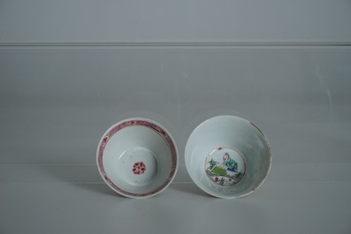 Trente-trois tasses et vingt-deux soucoupes en porcelaine de Chine famille rose, Yongzheng/Qianlong