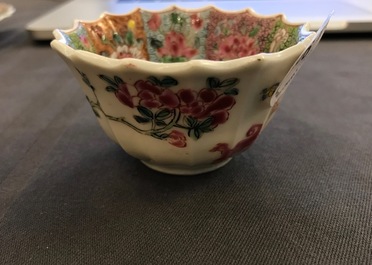 Une tasse et soucoupe polylob&eacute;e en porcelaine de Chine famille rose, Yongzheng