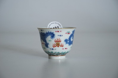Une tasse et trembleuse en porcelaine de Chine famille rose aux dragons, marque de Qianlong, 19/20&egrave;me