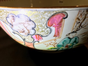 Une paire de grands bols en porcelaine de Chine famille rose &agrave; d&eacute;cor mandarin, Qianlong