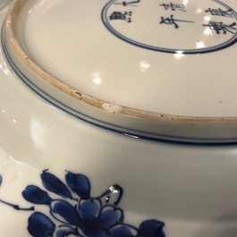 Een Chinese blauwwitte schotel met floraal decor, Kangxi merk en periode