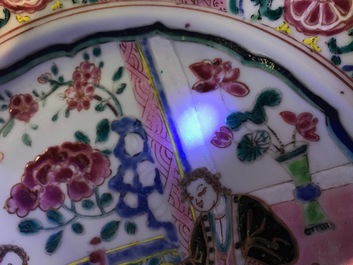Deux assiettes en porcelaine de Chine famille rose aux figures europ&eacute;ennes, Qianlong