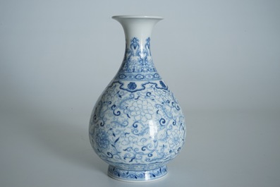 A Chinese blue and white yuhuchunping vase, Qianlong mark, 19/20th C.