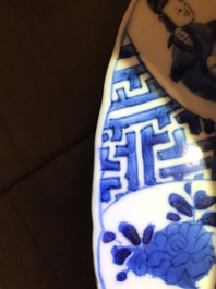 Un plat en porcelaine de Chine bleu et blanc &agrave; d&eacute;cor de Longues Dames, marque et &eacute;poque de Kangxi