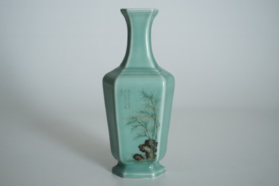 Een Chinese celadon vaas met kalligrafie en floraal decor, Qianlong merk, 19/20e eeuw