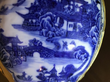 Een garnituur van drie Chinese blauwwitte dekselvazen met landschapsdecor, Qianlong