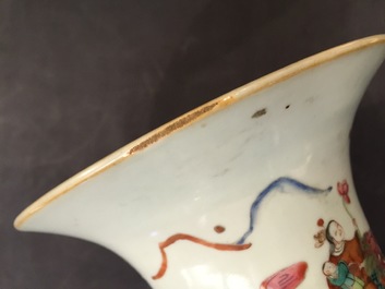Un vase en porcelaine de Chine famille rose et un vase au dragon, 19&egrave;me