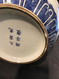 Un vase de forme bouteille en porcelaine de Chine bleu et blanc, marque et &eacute;poque de Guangxu