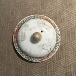 Une th&eacute;i&egrave;re couverte en porcelaine de Chine grisaille, Yongzheng