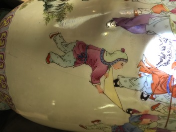 Deux grands vases en porcelaine de Chine famille rose, 19&egrave;me et 20&egrave;me