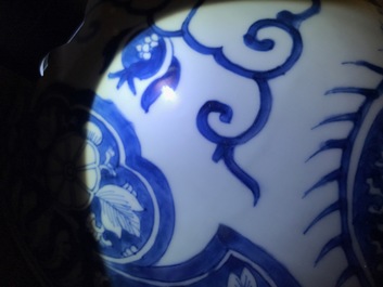 Een grote Chinese blauwwitte kom met ornamentdecor, Kangxi