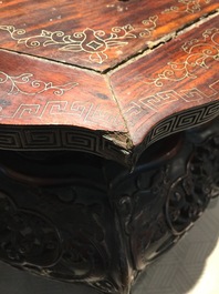 Un socle en bois sculpt&eacute; damasquin&eacute; de filets d'argent, Chine, 19/20&egrave;me