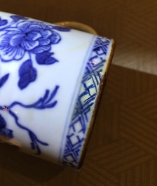 Quatre paires de chopes en porcelaine de Chine bleu et blanc et de style Imari, Qianlong