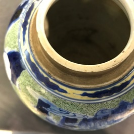 Un pot en porcelaine de Chine famille verte au couvercle et socle en bois, Kangxi
