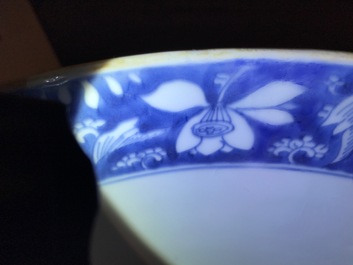 Un grand bol en porcelaine de Chine bleu et blanc, Kangxi