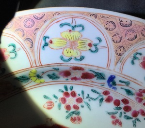 Une paire d'assiettes en porcelaine de Chine famille rose, Qianlong