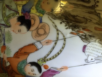 Twee grote Chinese famille rose vazen met spelende jongens en een hofsc&egrave;ne, 19e en 20e eeuw