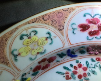 Une paire d'assiettes en porcelaine de Chine famille rose, Qianlong
