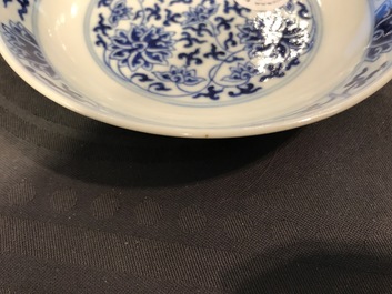 Een Chinees blauwwit bordje met lotusslingers, Guangxu merk en periode