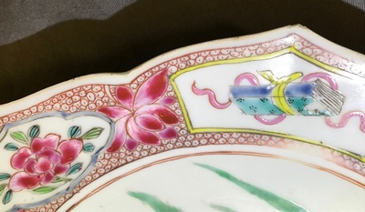 Une assiette en forme de lotus en porcelaine de Chine famille rose, Yongzheng