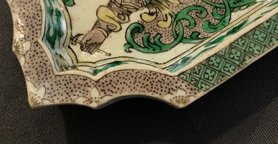 Een Chinees verte biscuit rijsttafelschoteltje met wapen van Johannes Camphuys, VOC gouverneur in Batavia, Kangxi