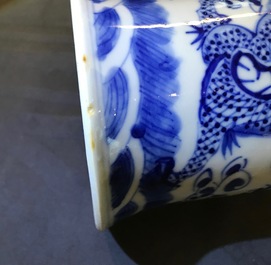 Deux paires de bougeoirs en porcelaine de Chine bleu et blanc, 19/20&egrave;me