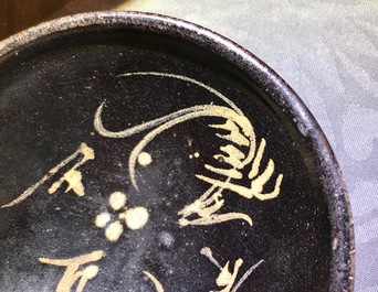 Een Chinese Jizhou kom met slibglazuur decor van feniksen, mog. Zuidelijke Song/Yuan Dynastie