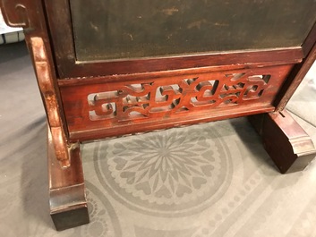 Een Chinees tafelscherm met qianjiang cai plaquette, 19/20e eeuw