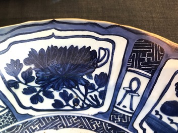 Un tr&egrave;s grand plat au dragon en porcelaine de Chine bleu et blanc de type Kraak, Wanli
