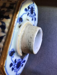 Een Chinese Dehua blanc de Chine tempelleeuw, een vaasje en een blauwwitte theebus, Kangxi en later