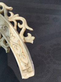 Un grand br&ucirc;le parfum en ivoire sculpt&eacute; sur socle en bois, Chine, d&eacute;but du 20&egrave;me