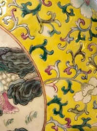 Een Chinese famille rose vaas met gele fondkleur, Qianlong merk, 19/20e eeuw